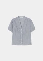 Blusa de manga corta con rayas en azul lucida sobre modelo