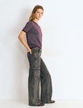Denim con borchie laterali e tasca cargo
