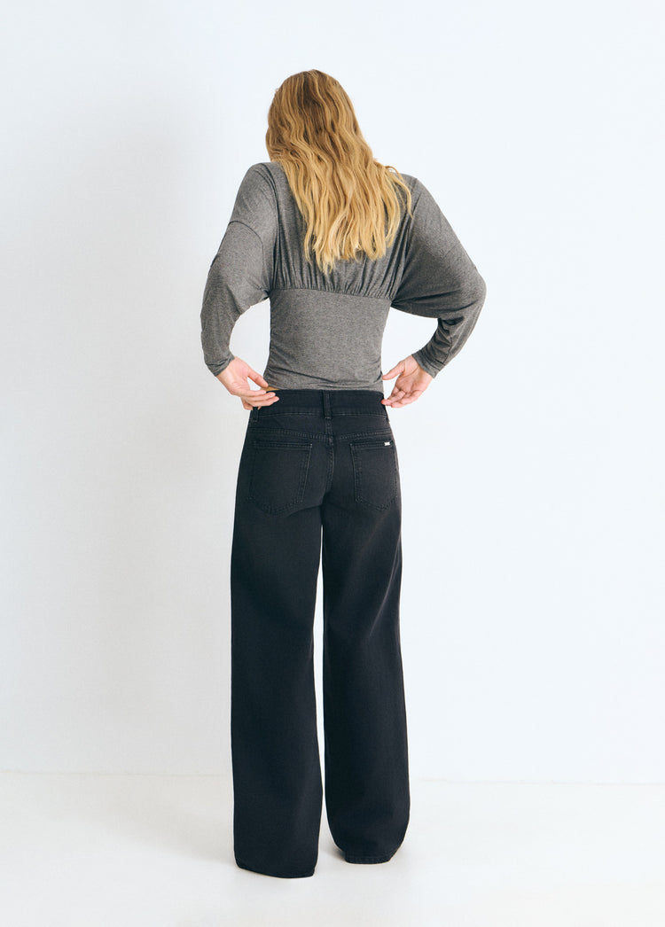 Wide-waist jeans