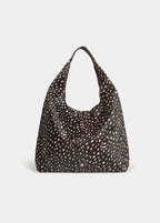 Bolso de hombro marrón con estampado animal print lucido sobre el hombro