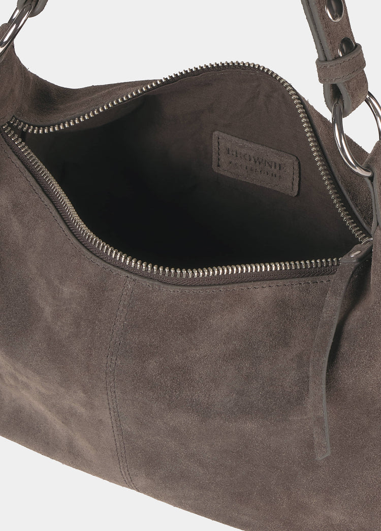 Bolso de hombro en gris oscuro con bolsillos laterales mostrando su interior y cremallera abierta
