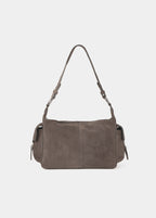 Bolso de hombro en gris oscuro con bolsillos laterales lucido sobre modelo