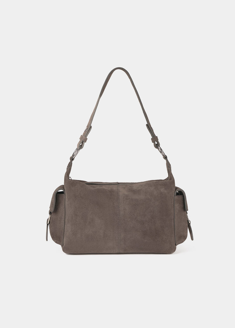 Bolso de hombro en gris oscuro con bolsillos laterales visto de frente sobre fondo liso