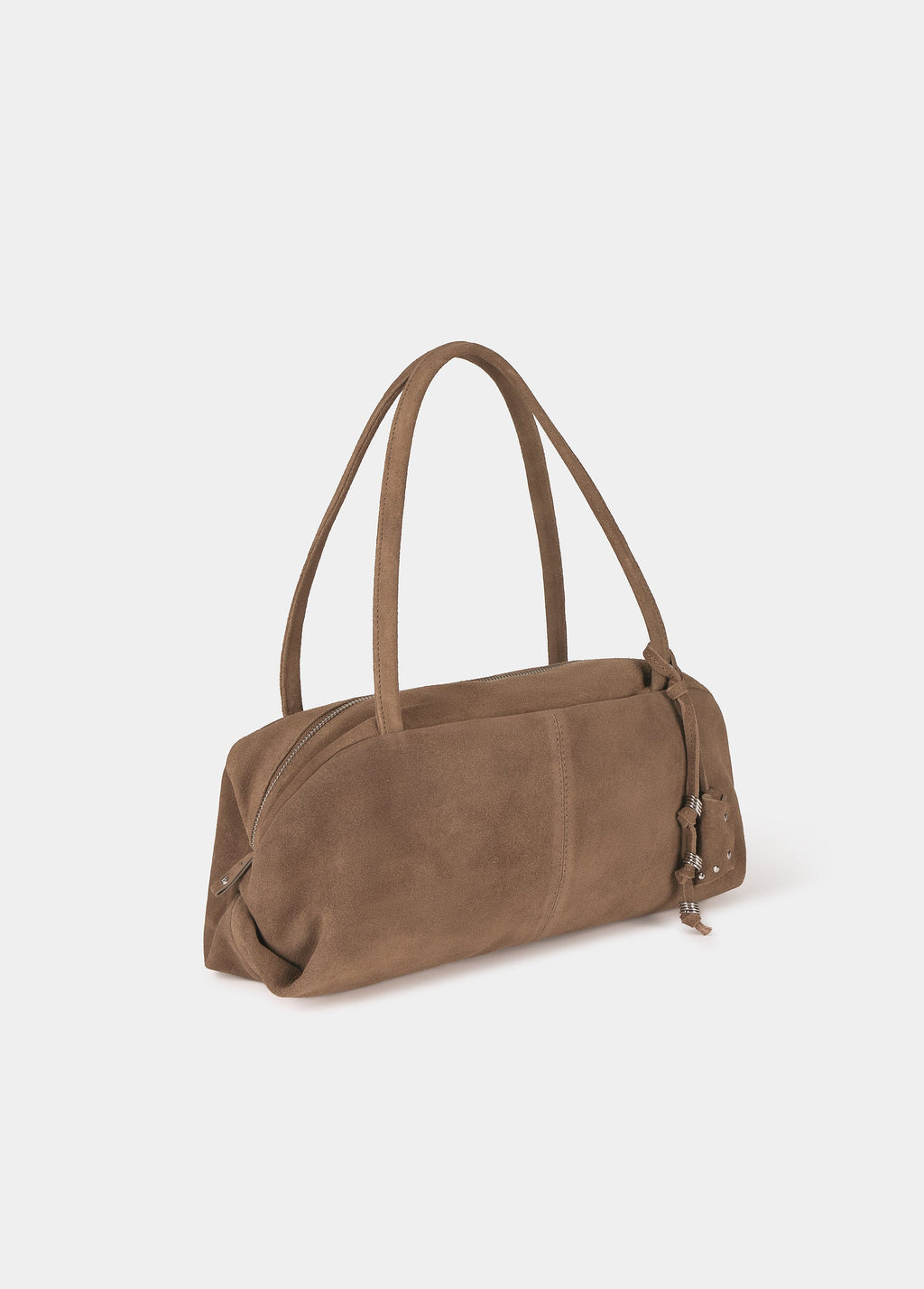 Bolso baguette de ante taupe visto de frente con asas erguidas y charms colgantes