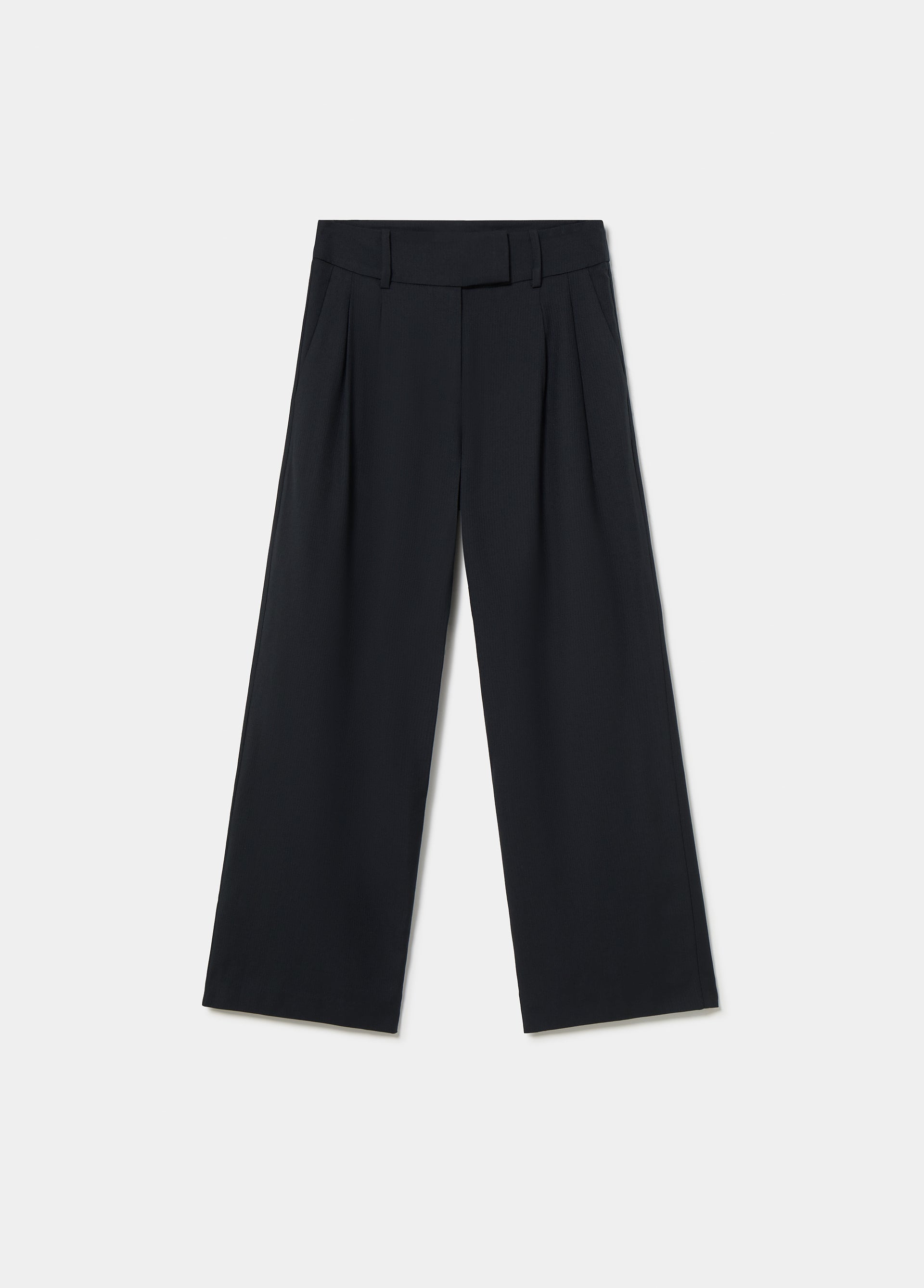 Pantalón de pinzas en azul marino sobre modelo con chaqueta y bufanda
