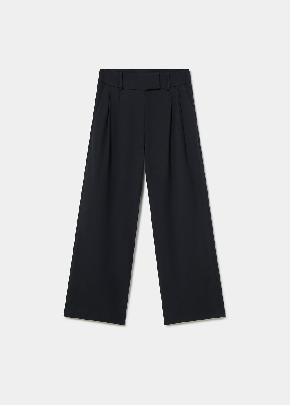 Pantalón de pinzas en azul marino sobre modelo con chaqueta y bufanda