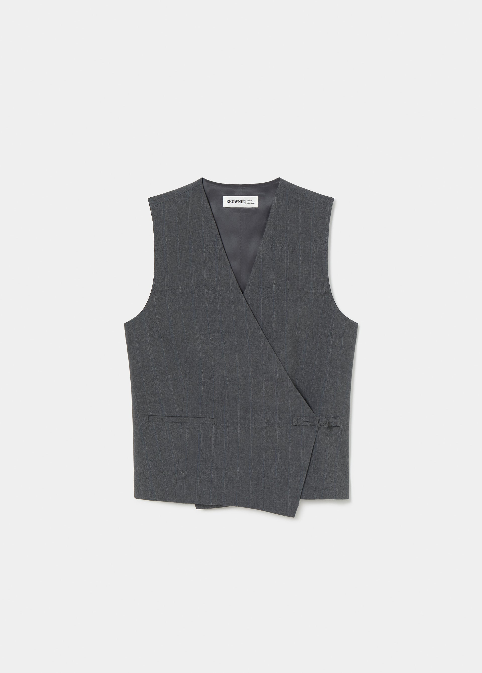 Wrap vest with toggle fastenings