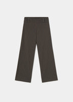 Pantalón de talle alto con rayas verticales en marrón lucido sobre modelo