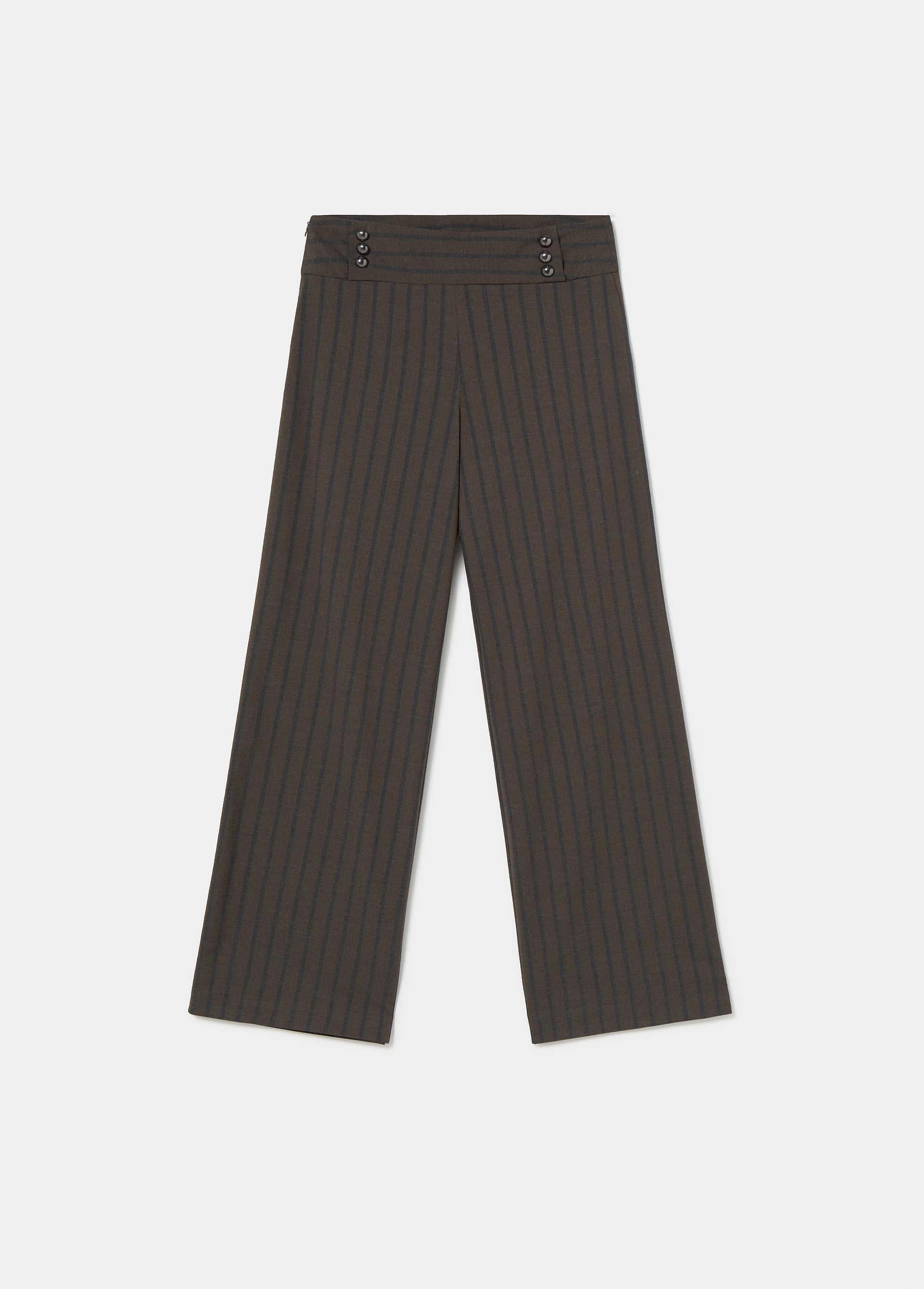 Pantalón de talle alto con rayas verticales en marrón lucido sobre modelo