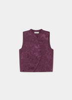 Top lila de tejido jacquard sin mangas con botones, luciendo su textura y caída