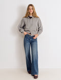 Jeans mit bestickter Vordertasche