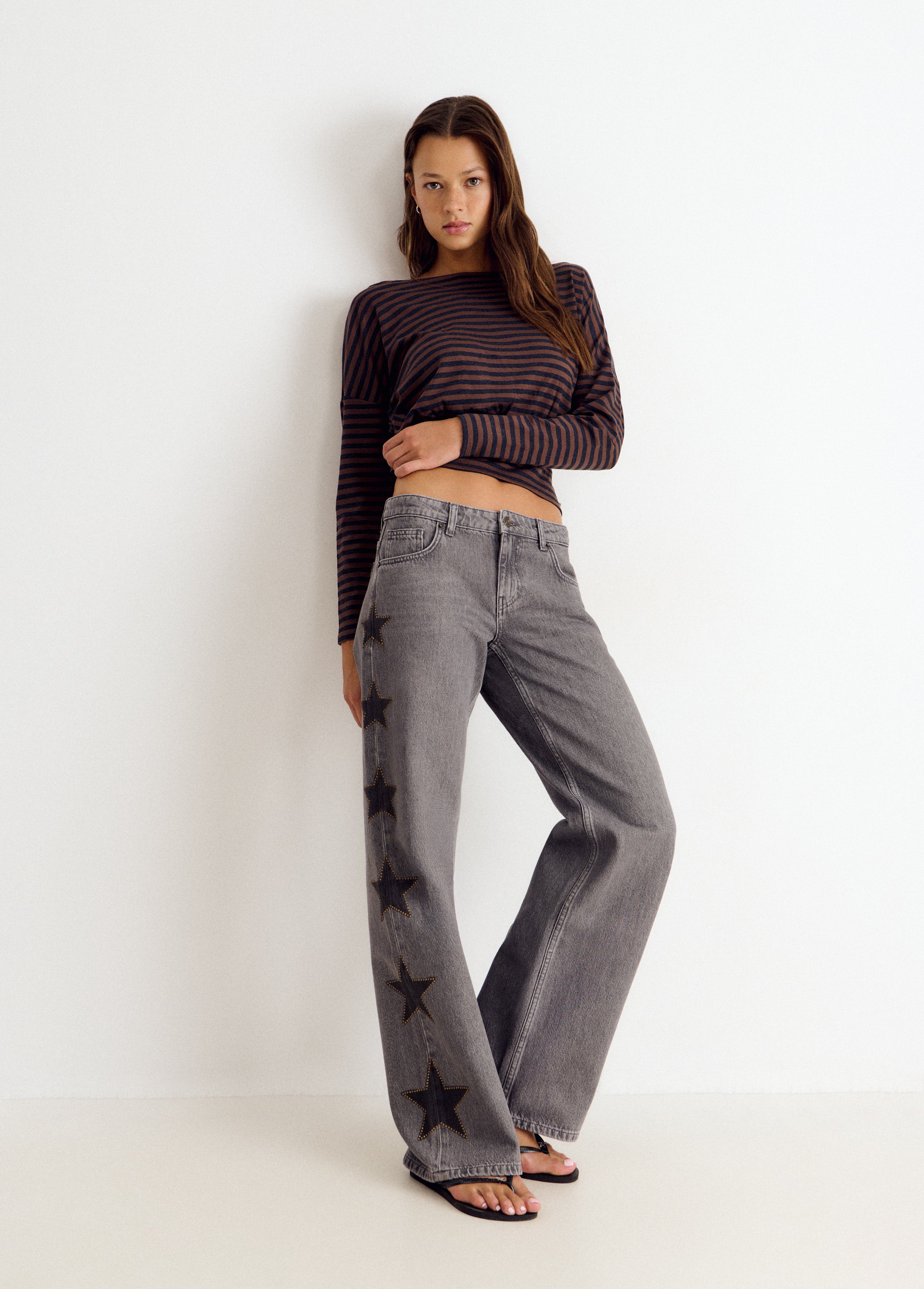 Jeans com estrelas e tachas laterais