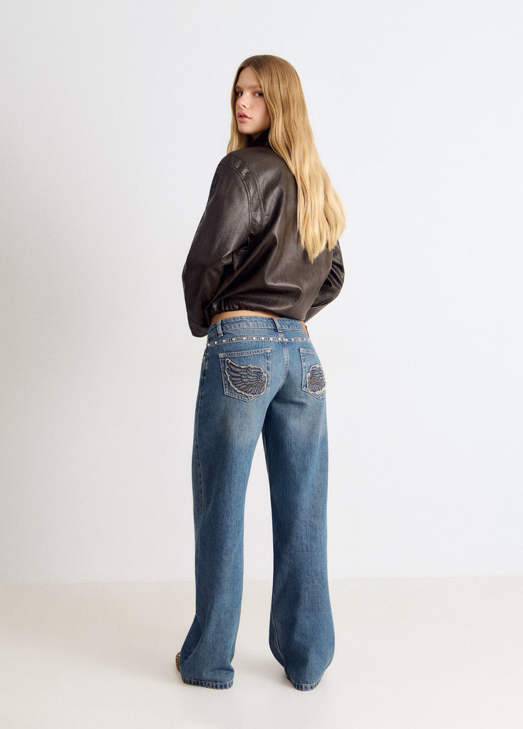 Jeans recto alas bordadas