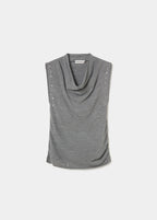 Top gris de tirantes con frunce y tachas lucido sobre modelo