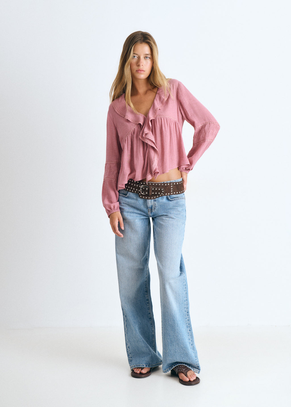 Blusa amb volants i màniga brodada
