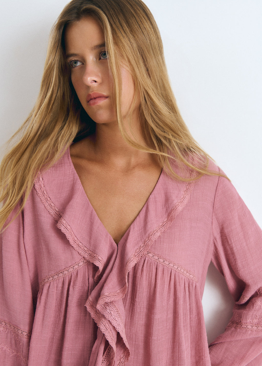Blusa amb volants i màniga brodada