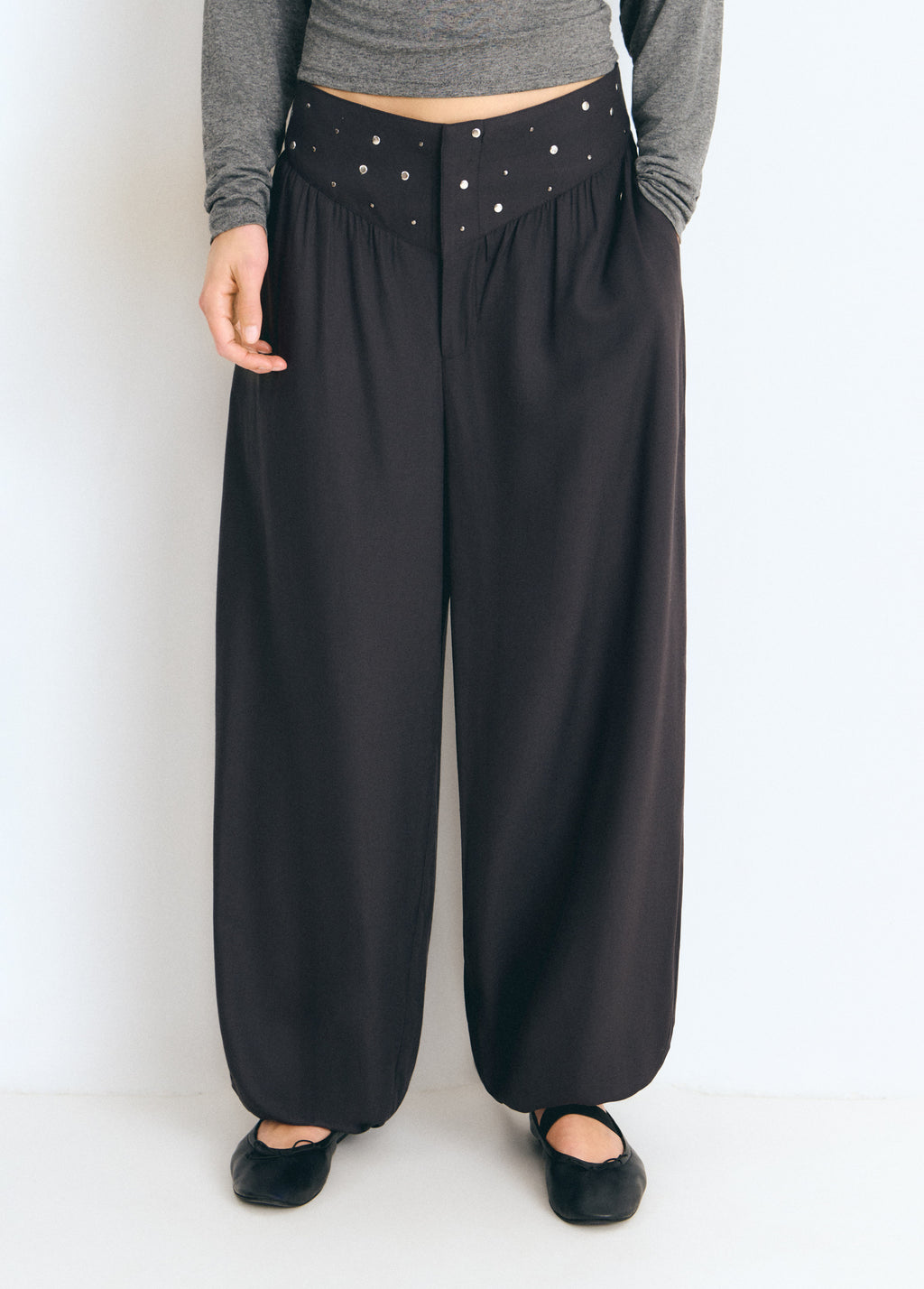 Pantalón bombacho de color antracita con cintura alta decorada con tachas plateadas