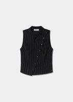 Top de rayas en negro con botones y escote con aberturas, visto de perfil