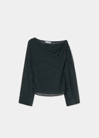 Blusa de manga larga asimétrica en negro con tirantes finos y detalles de encaje sobre modelo