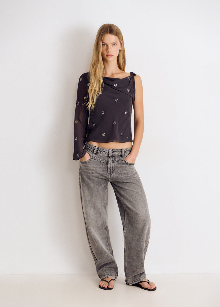 Blusa tachas flores