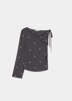 Blusa de solapa con tachas en gris, vista de cuerpo entero sobre fondo neutro