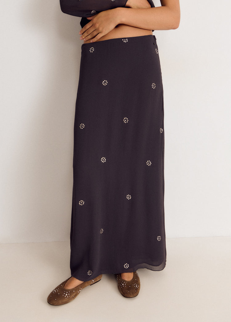 Falda larga detalle tachas