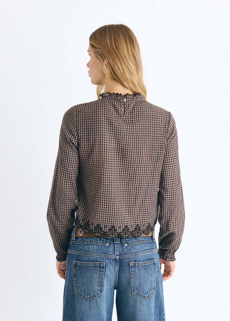 Bluse mit Karomuster und besticktem Saum