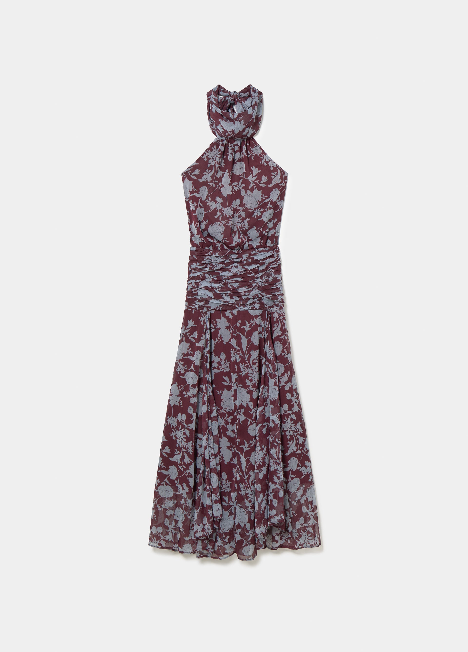 Vestido largo de tirantes halter con estampado floral en tono granate sobre modelo