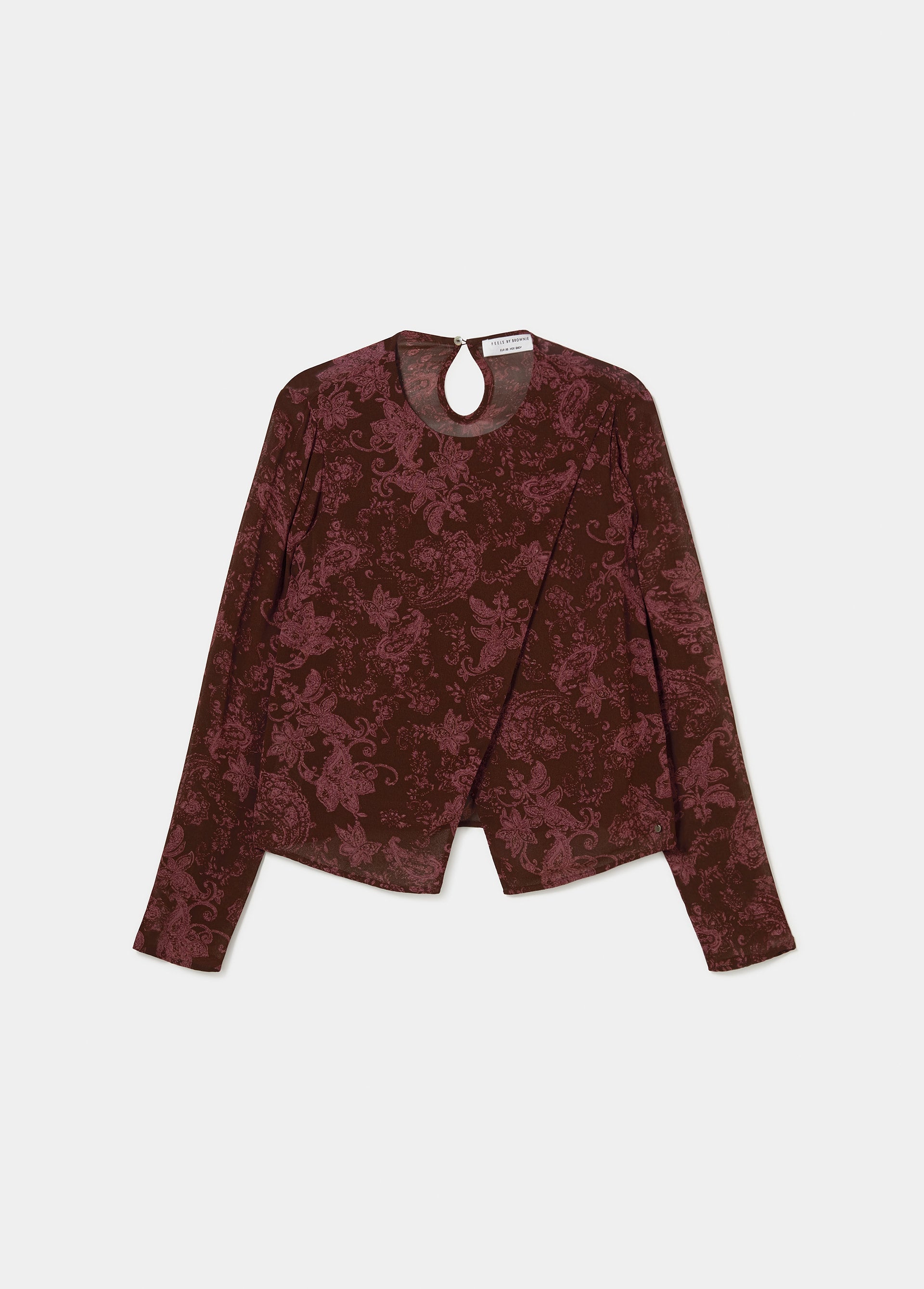 Blusa estampada de manga larga en tono granate oscuro luciendo su apertura delantera sobre modelo