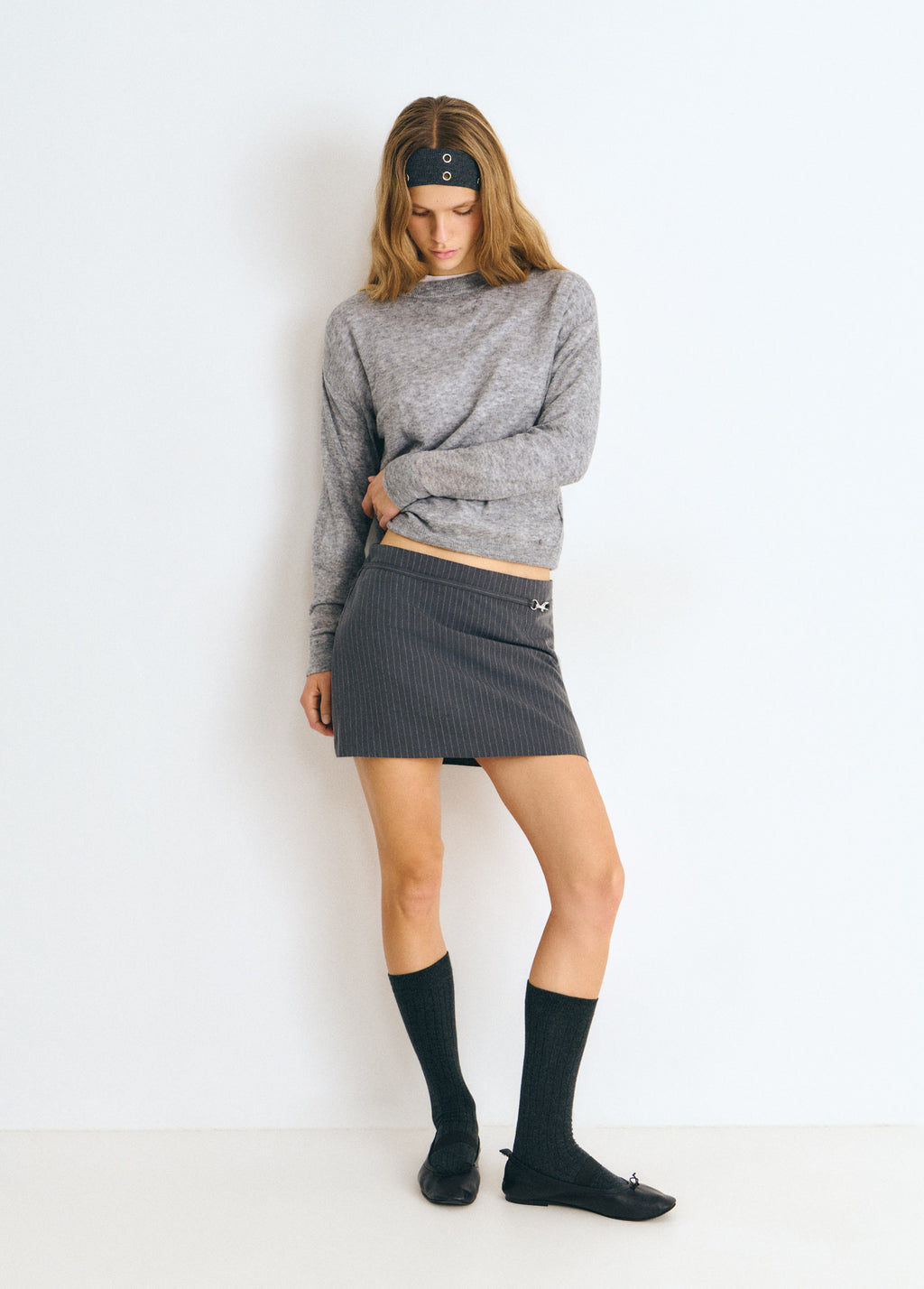 Calcetines largos de color gris sobre modelo con jersey y falda