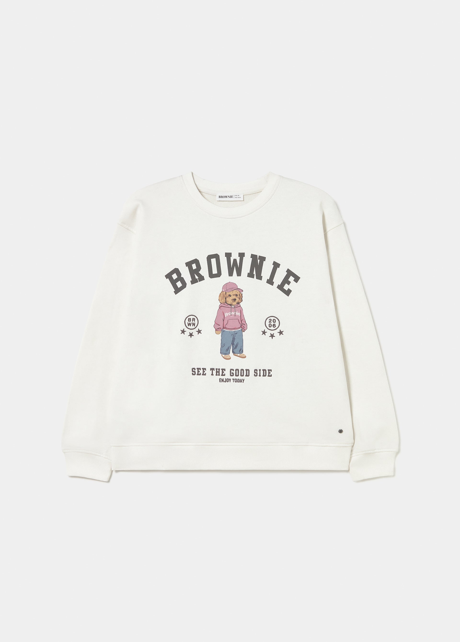 Sudadera de color crudo con estampado de un perro y la palabra brownie lucida sobre modelo