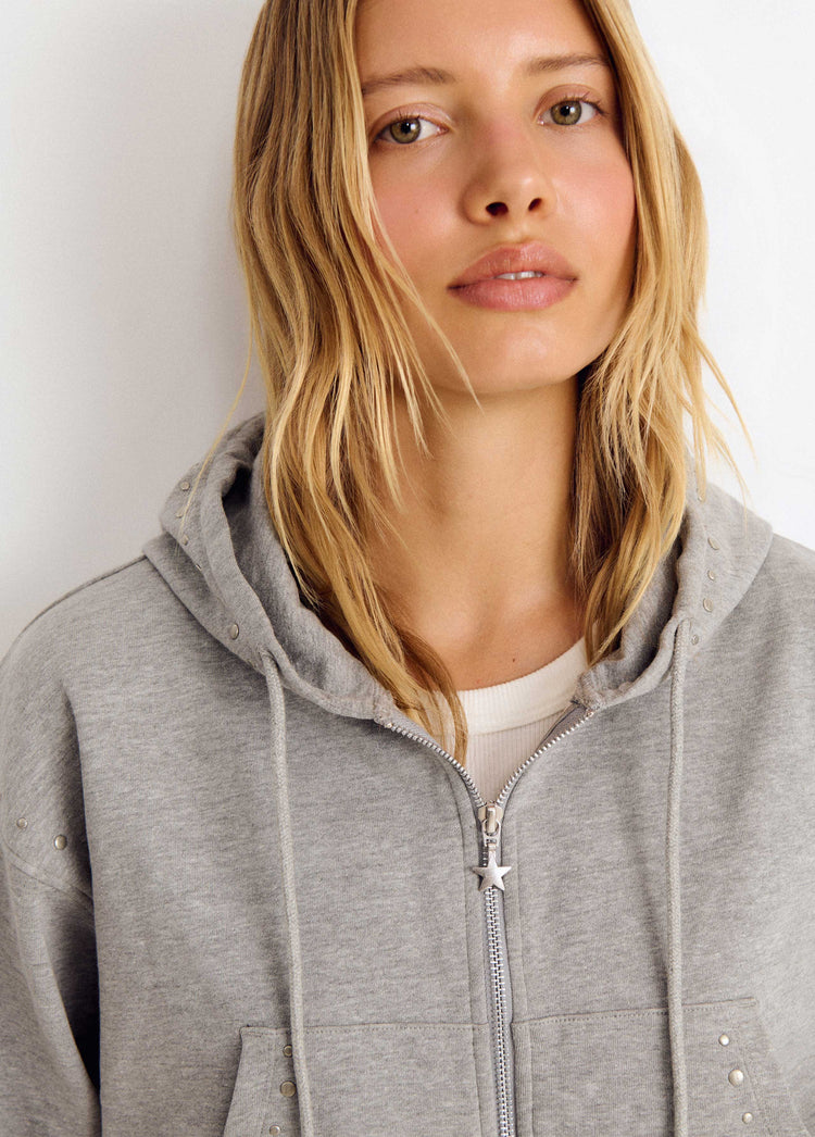 Kapuzenpullover mit Nieten