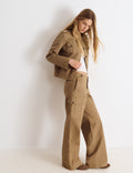 Pantalón cargo tiro medio
