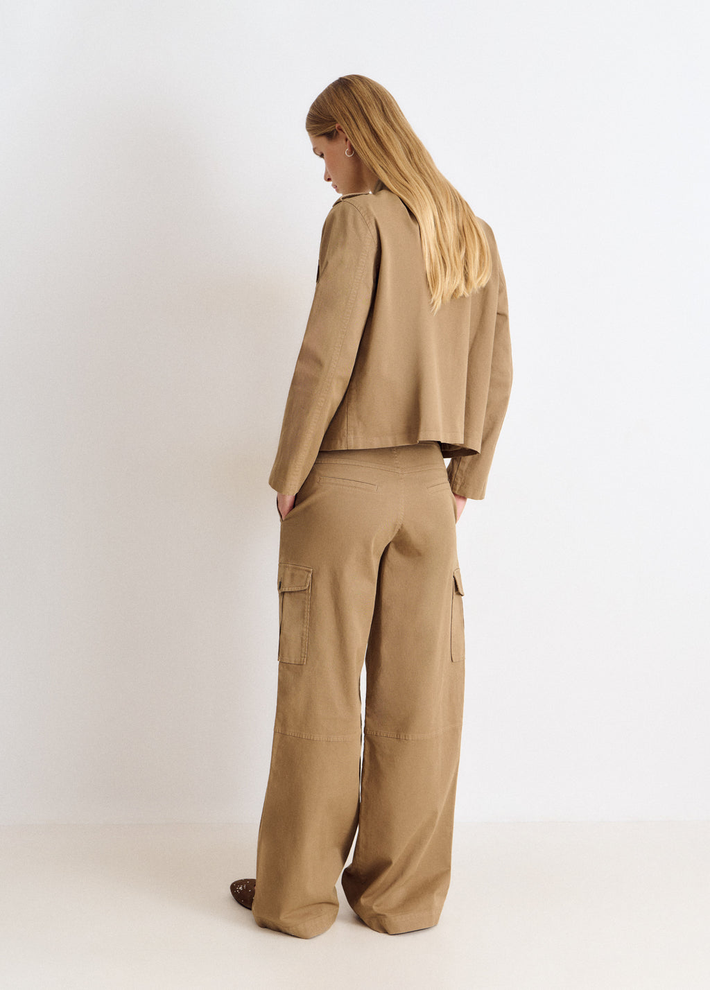 Pantalón cargo tiro medio