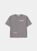 Camiseta gris con el estampado de texto en la espalda lucida sobre modelo