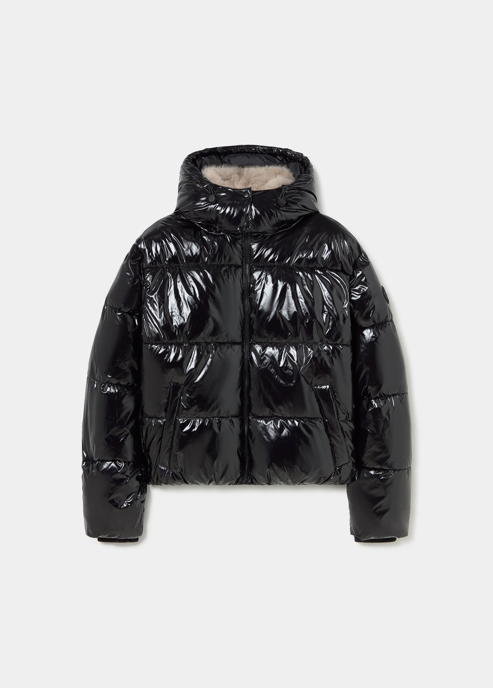 Chaqueta acolchada de vinilo negro con capucha forrada en tono crema