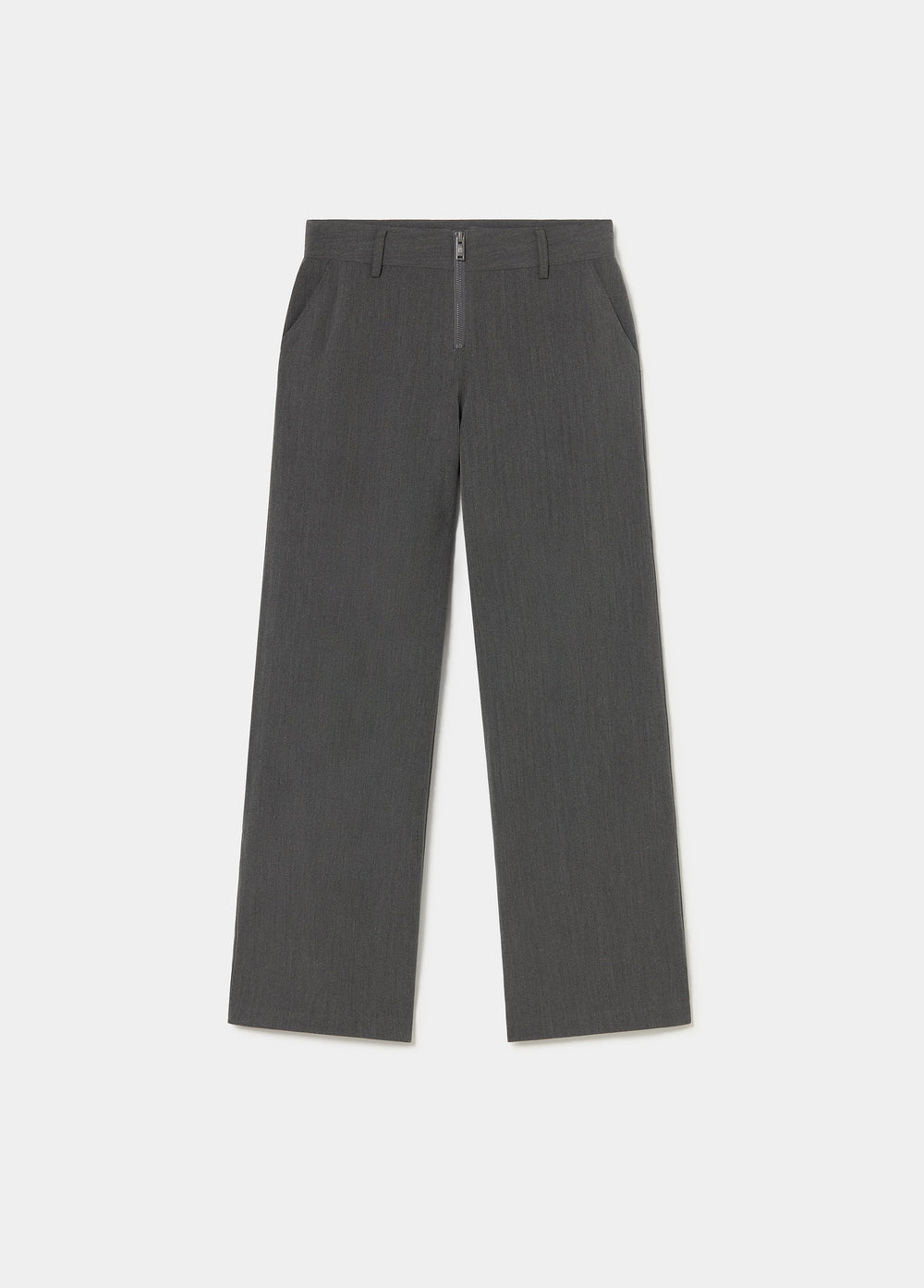 Pantalón gris de corte amplio con detalle de cremallera sobre modelo