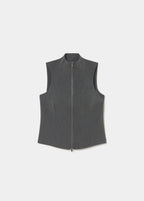 Top gris sin mangas con cremallera frontal lucido sobre modelo