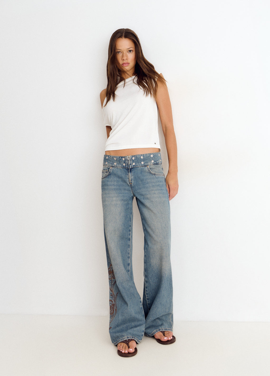 Jeans cinturilla tachas y bordado
