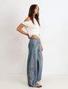 Jeans cinturilla tachas y bordado