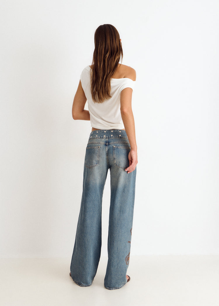 Jeans mit Nietenbund und Stickerei