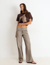 Jeans mit breitem Bund und Nieten