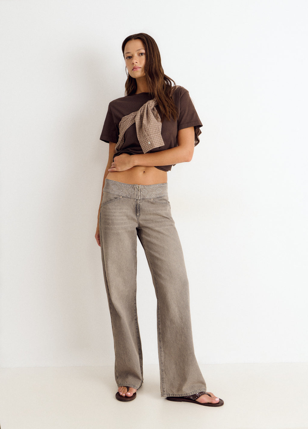 Jeans mit breitem Bund und Nieten