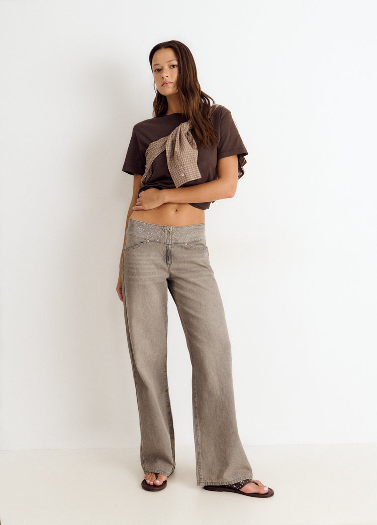 Wide-waistband jeans with studs