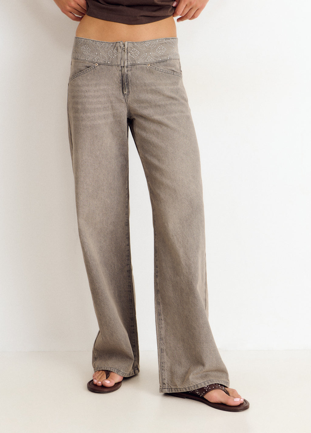 Jeans mit breitem Bund und Nieten