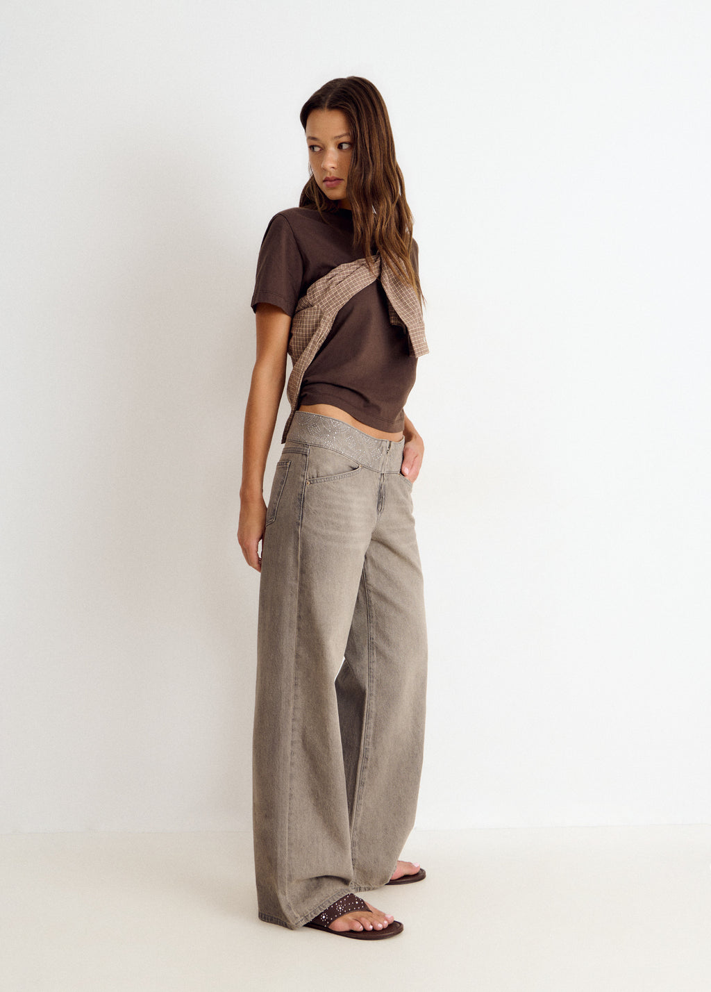 Jeans mit breitem Bund und Nieten