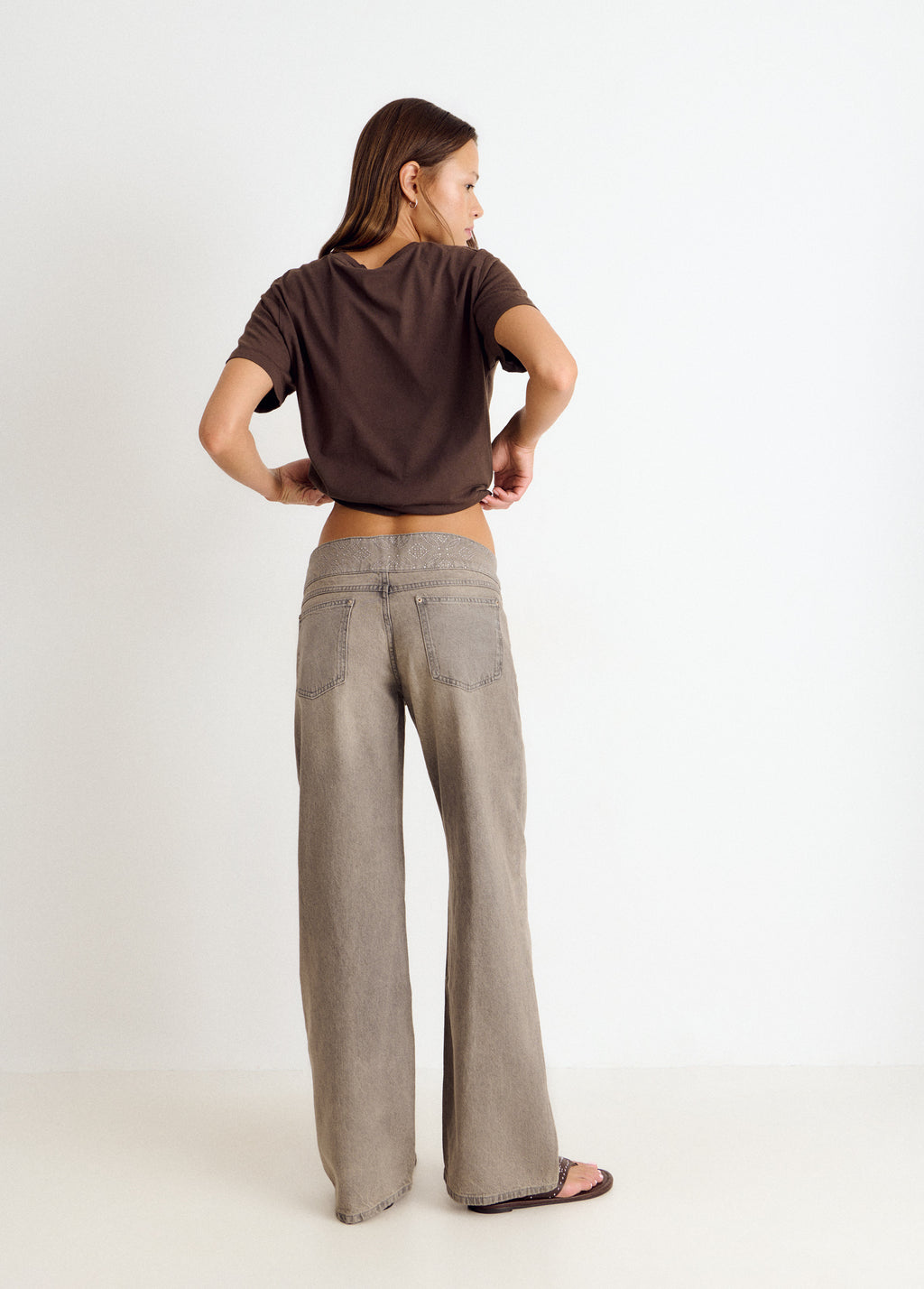 Jeans mit breitem Bund und Nieten
