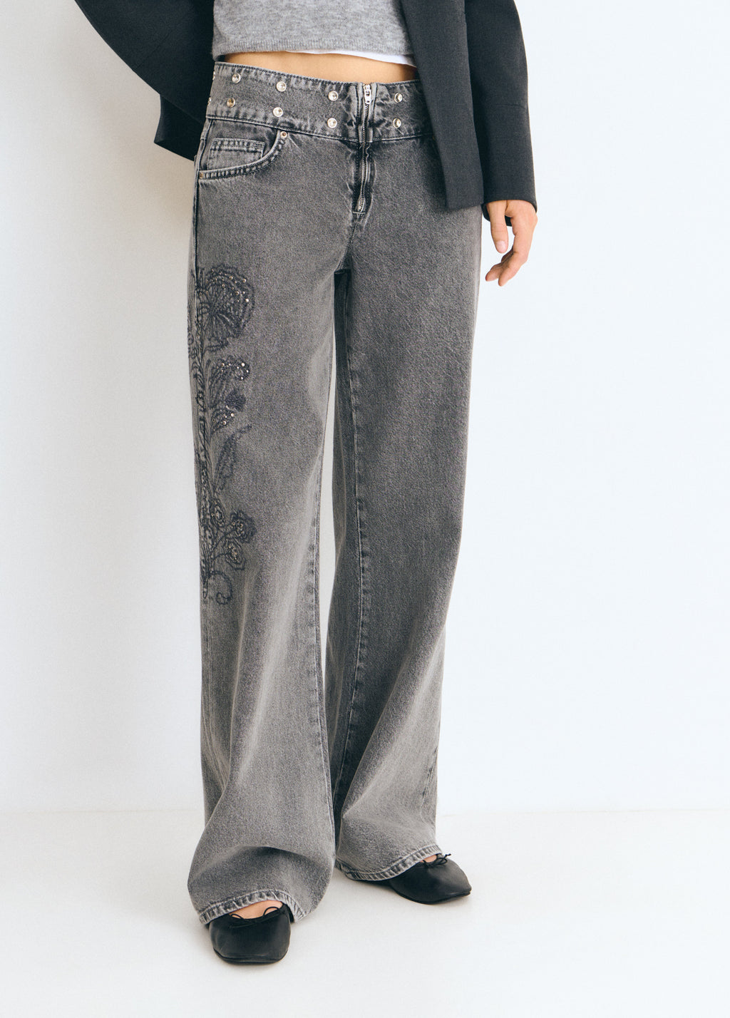 Jeans with a studded, embroidered waistband