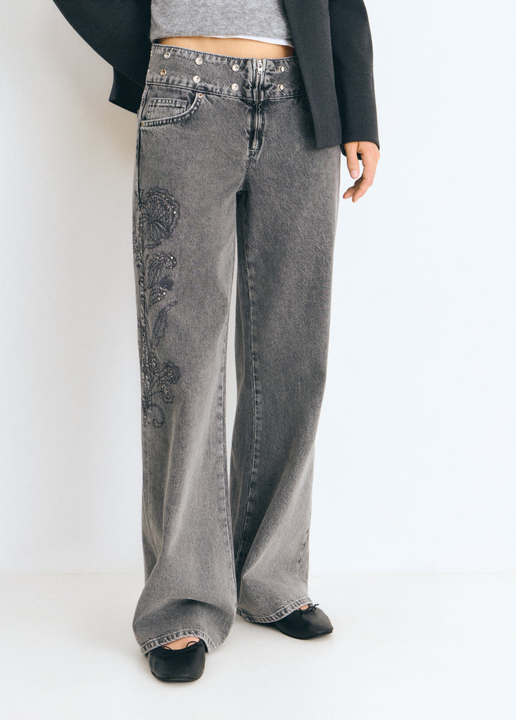 Jeans with a studded, embroidered waistband
