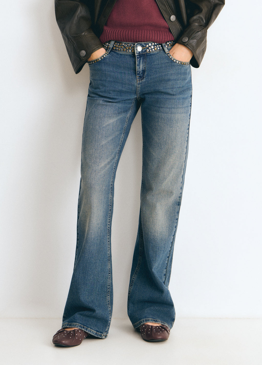 Jeans con borchie e vita alta